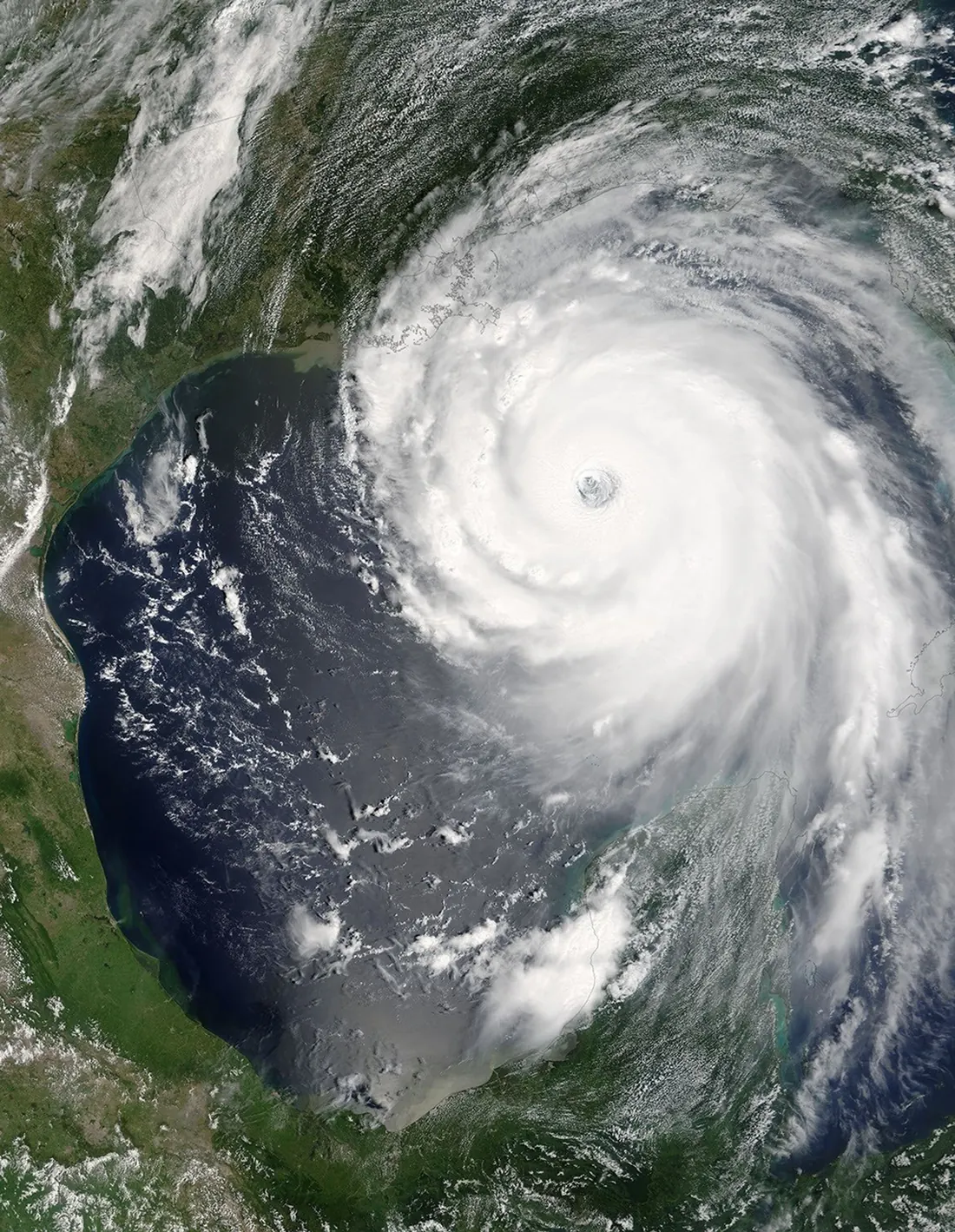 Imagen real del huracán Katrina sobre el golfo de México: ojo definido y bandas nubosas espirales, observados por Terra/MODIS el 28 de agosto de 2005